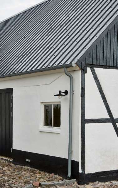 Mit Stahlprofilen „gedeckter“ Fachwerkhof, Sneserevej 69, 4733 Tappernøje, Dänemark